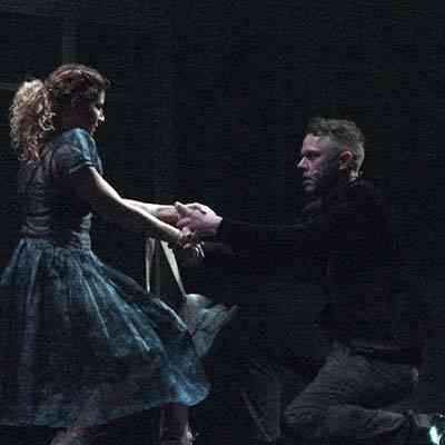 Άλκηστις Πουλοπούλου ως Οφηλία και Χρήστος Λούλης ως Άμλετ.