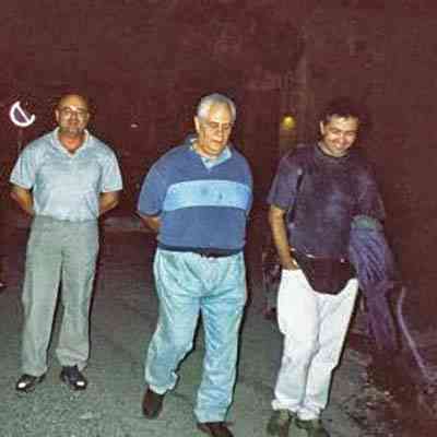 Μαϊος 2003. Επιστρέφουμε από μια ταβέρνα κάπου στην Πολιτεία. Ο Ηλίας Μπαζίνας, ο Χρόνης Μπερτόλι (έχουν φύγει και οι δυο από τη ζωή), ο Σωτήρης Κακίσης κι εγώ.