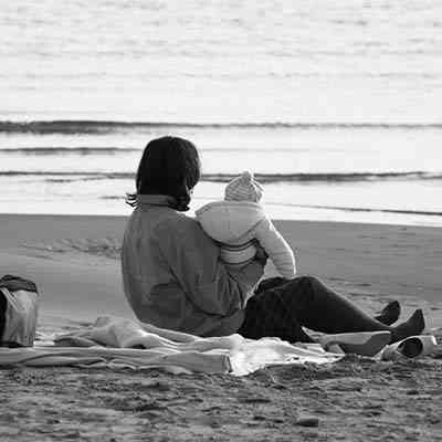 Με το μωρό στην παραλία. Ανέμελη...