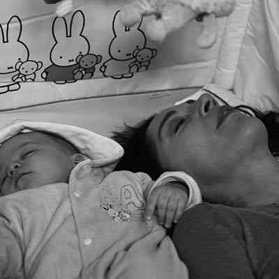 Ευτυχία! Στο βάθος, όμως, ακούγεται αχνά η σειρήνα από ένα περιπολικό...