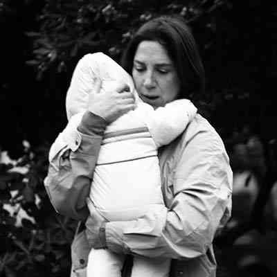 Έχοντας μόλις βγει από το μαιευτήριο με το μωρό στην αγκαλιά της...