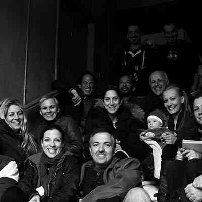 Όλη η ομάδα της ταινίας στην είσοδο του σπιτιού της Χαράς.