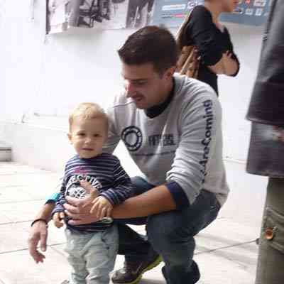 Ο Γιαννάκης, το μωρό της ταινίας, ένα χρόνο μεγαλύτερος, μαζί με τον πατέρα του.