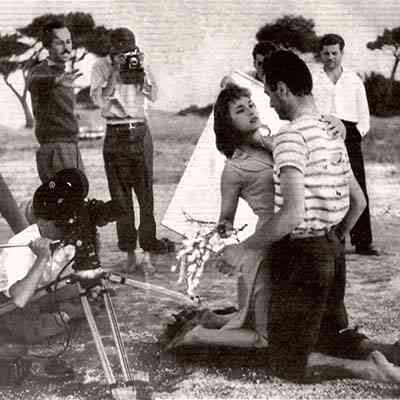 Ο Κώστας Μανουσάκης ενώ σκηνοθετεί την Αλίκη Βουγιουκλάκη και τον Ανδρέα Μπάρκουλη στην πρώτη του ταινία, “Έρωτας στους Αμμόλοφους”.