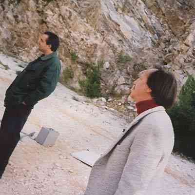 Με τον  Κώστα Μανουσάκη  στο γύρισμα της “Αλεμάγια” στην Πεντέλη. Η μοναδική φωτογραφία που έχω μαζί του.