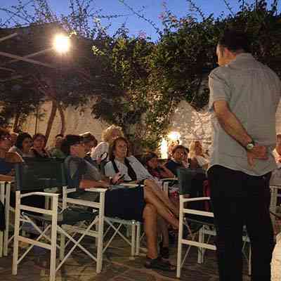 Μετά την προβολή του “Παρασκηνίου” ακολουθεί συζήτηση. Διακρίνονται η Μαρίνα και ο γιος της, ο Δημήτρης Τάρλοου.