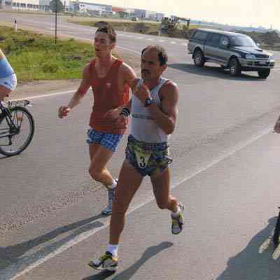 Ο Γιάννης σε δράση. Ύστερα από λίγες ώρες, όταν θα ξεμείνει από τις φυσικές του δυνάμεις, θα συνεχίσει τρέχοντας υπερβατικά. Και θα σαρώσει ακόμα ένα παγκόσμιο ρεκόρ...