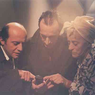 M. Vakousis, P. Thanassoulis and Tasso Kavvadia in a most absurd scene.
